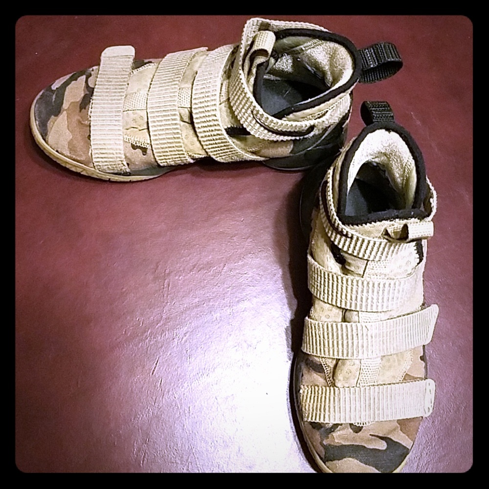 Nike Lebron Solider XI